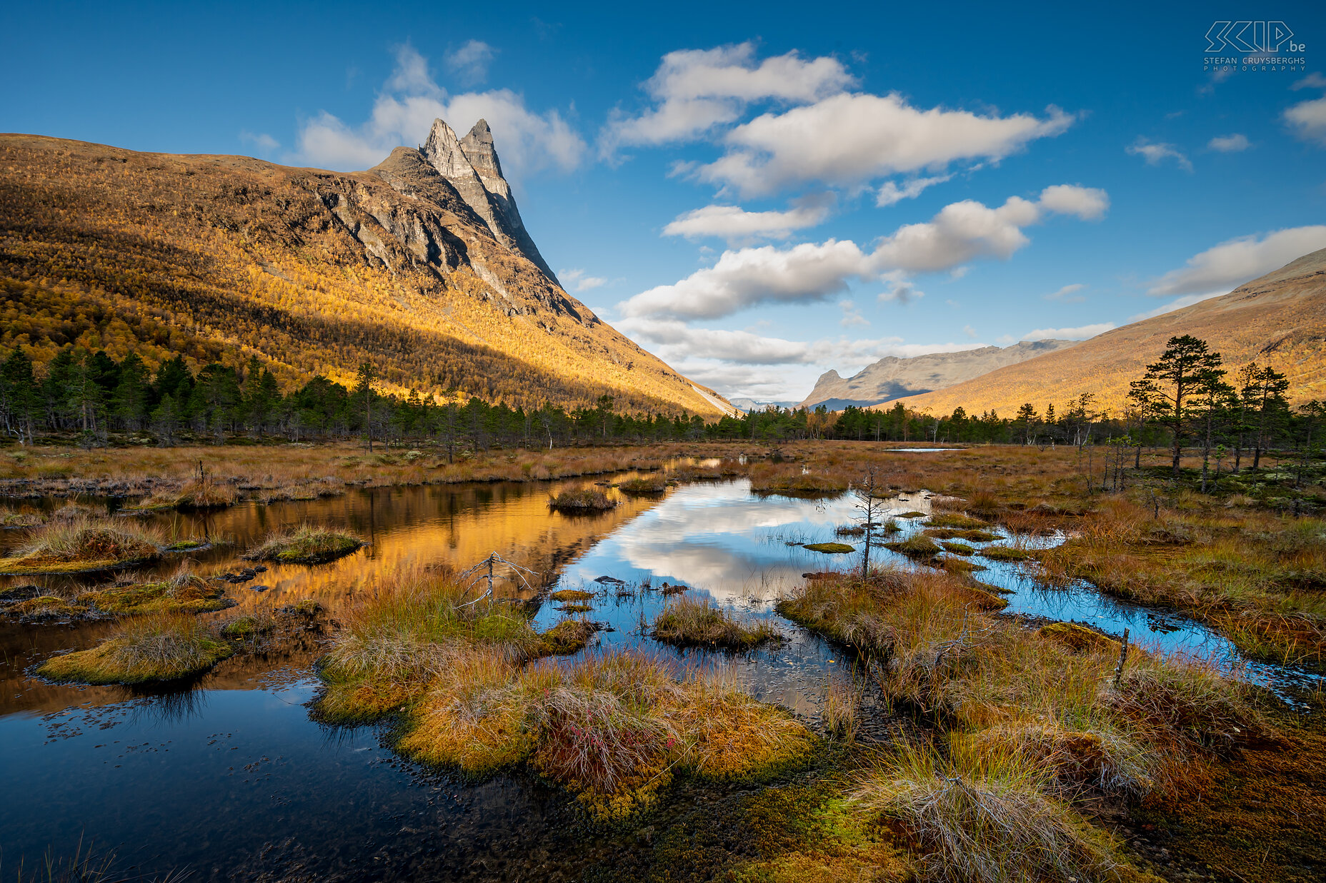 Oteren - Otertinden Mooi zonlicht en prachtige herfstkleuren aan een veengebied in de vallei van de Otertinden. De Otertinden in Signaldalen bij Tromso is een van de meest iconische bergen van Noorwegen met zijn twee messcherpe toppen. De hoogste top is 1356 meter. Stefan Cruysberghs